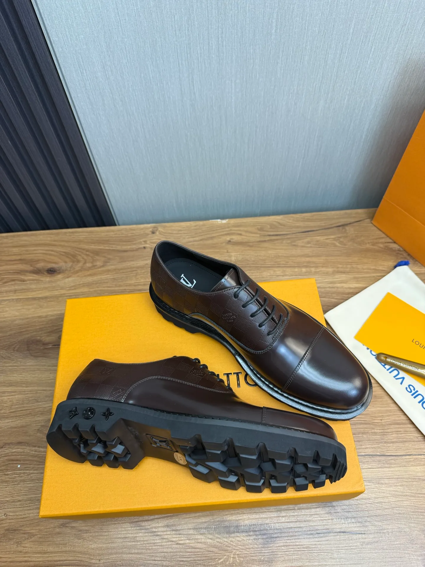 Men's shoes 💰900💰 LV. Men's casual lace-up leather shoes, the latest hot style 🔥 1:1 original purchase quality, top quality goods ⬆️The upper is imported open-edge beaded cowhide, cowhide, and cow suede. The hand-made three-dimensional stitching highlights the round toe design. The inner foot pads are all imported cowhide, with the original wear-resistant foam outsole, matching code 39-44, (38, 45 custom-made, non-refundable)